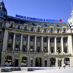 Judecătoria Piteşti obligă BCR să restituie clientului circa 40.000 euro