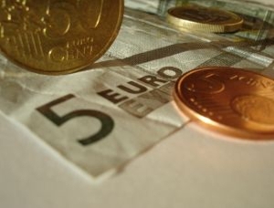 Euro a fost cotat la 4,6595 lei, sub referinţa de ieri