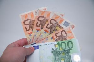 Euro a fost cotat la 4,6623 lei, peste referinţa de ieri