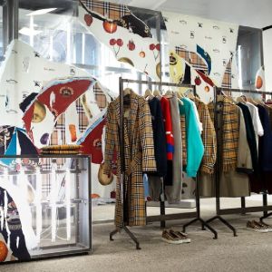 "Burberry" îşi schimbă directorul de creaţie