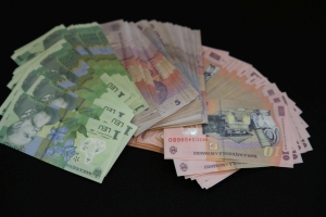 Euro - cotat la 4,6596 lei, sub referinţa de ieri