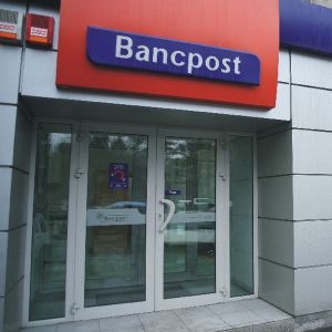 Bancpost, obligată de instanţă să returneze o parte din ratele unui credit