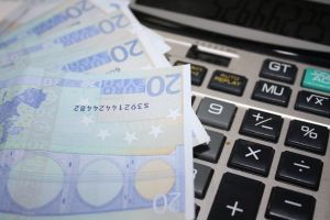 Euro a fost cotat la 4,6611 lei, sub referinţa de ieri