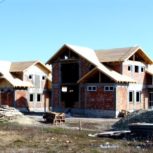 Deputaţii reiau discuţiile pe Legea băncilor pentru locuinţe