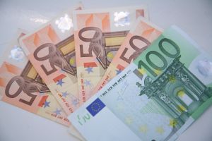 Euro a fost cotat la 4,6490 lei, peste referinţa de ieri