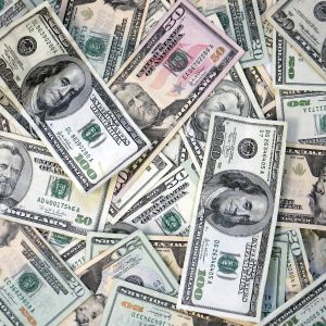 "Apple" răscumpără acţiuni de 100 de miliarde de dolari