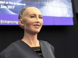 UniCreditCard pus la dispoziţia robotului umanoid în premieră