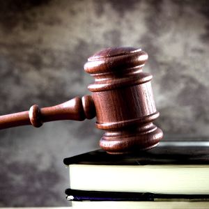 "Instanţele naţionale - obligate să analizeze din oficiu caracterul abuziv al unei clauze bancare"