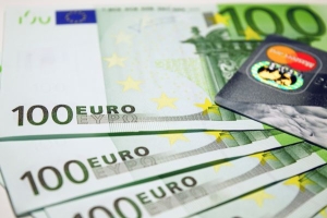 Euro a fost cotat la 4,6566 lei