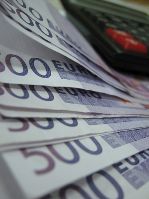 Euro a crescut la 4,6586 lei