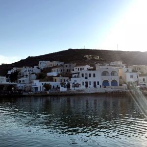 Cu barca printre insulele Ciclade