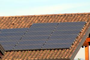 ANRE: Companiile de energie vor fi obligate să preia electricitatea produsă de persoanele fizice