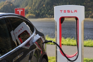 Tesla desfiinţează 9% din locurile de muncă
