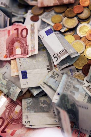 Euro s-a apreciat la 4,6663 lei