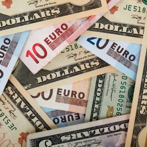 UE, dispusă să negocieze cu SUA pentru soluţionarea disputelor comerciale