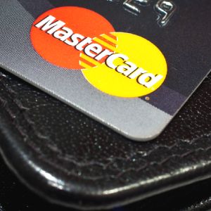 "Mastercard" negociază cu băncile britanice lansarea de carduri de plată biometrice