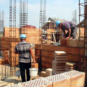 Muncitorii necalificaţi şi agenţii de pază sunt la mare căutare