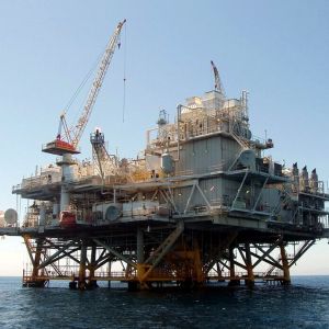 Rusia şi OPEC, gata să majoreze producţia de petrol dacă piaţa o va cere
