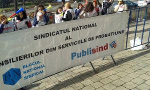 Pe perioada grevei, angajaţii Serviciului de Probaţiune anunţă că vor respecta legislaţia în vigoare şi vor asigura serviciile esenţiale aflate în sarcina instituţiei, reprezentând cel puţin o treime din activitatea normală. Sursa foto: facebook - pagina Publisind.