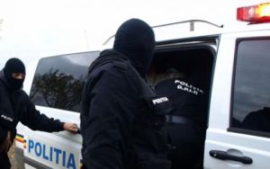 Percheziţii la o instituţie publică într-un dosar de corupţie