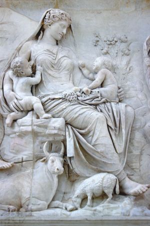 Tellus Mater - Mama Pământ (zeiţa născătoare a universului, echivalenta romană a zeiţei greceşti Geea), ţinând în braţe pe Romulus şi Remus. Basorelief de pe peretele nordic al "Ara Pacis Augustae" (Altarul Păcii Augustiniene), monument comandat de către Senatul Roman în anul 13 î.e.n., la 4 iulie, pentru a onora întoarcerea lui Augustus la Roma, după trei ani de campanie în Hispania şi Galia şi a fost inaugurat în anul 9 î.e.n., la 30 ianuarie. Grecii antici au susţinut că Geea trebuie respectată, căci, în caz contrar, răzbunarea ei este cumplită.