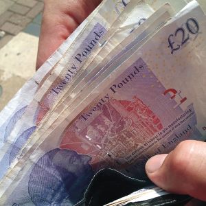 Lira sterlină, la cel mai redus curs din ultimele nouă luni