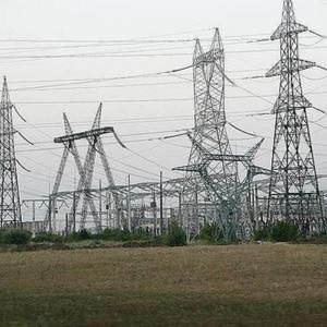 Preţul energiei electrice pe bursă continuă să crească 