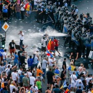 Ultraşii, toleraţi de Jandarmerie în Piaţa Victoriei