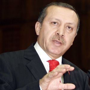 Recep Tayyip Erdogan le-a promis turcilor că "nu vor fi îngenunchiaţi" de criza care a afectat lira în acest an.
