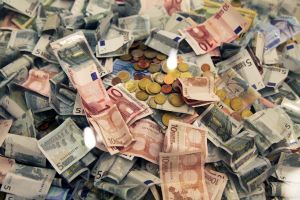  Euro a fost cotat la 4,6490 lei