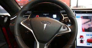 Tesla nu se retrage de la bursă 