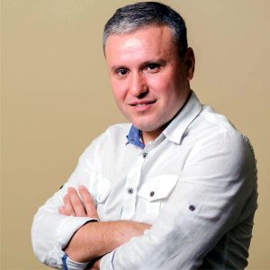 "Va dura un timp până când oamenii se vor obişnui cu această situaţie şi vor constata că sunt tot macedoneni şi că vorbesc aceeaşi limbă ca şi înainte de schimbarea numelui ţării", a declarat Vlatko Dibrean Dimov.
