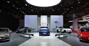 Acţiunile Tesla au scăzut după ce Elon Musk a părut că fumează marijuana 