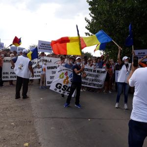 Poluarea i-a scos în stradă pe locuitorii din Vidra şi Berceni