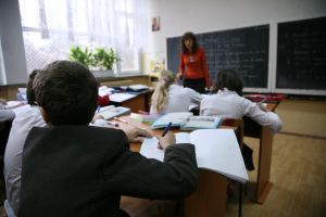 Educaţia, între plata cu ora şi toaleta din curte