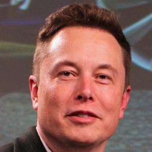 Elon Musk a părut că fumează marijuana în timpul unui interviu, iar acest fapt, împreună cu anunţul demisiei managerului contabil după doar o lună în această funcţie, a dus vineri la scăderea acţiunilor companiei cu până la 9%.