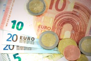 Euro a crescut la 4,6393 lei