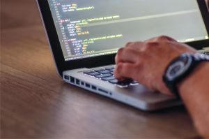 Conţinutul ofensator, combătut cu ajutorul inteligenţei artificiale