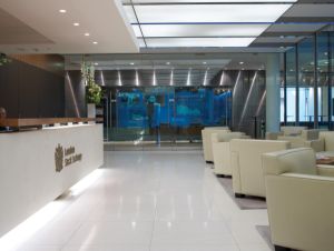 LSE negociază revenirea sa în Federaţia Mondială a Burselor