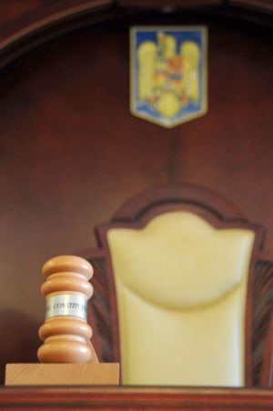 CCR dezbate sesizările de neconstituţionalitate a legii pentru modificarea Codului Penal