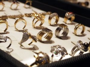 Peste 5.000 de comercianţi români îşi vând produsele pe eBay