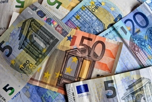 Euro a crescut la 4,6647 lei
