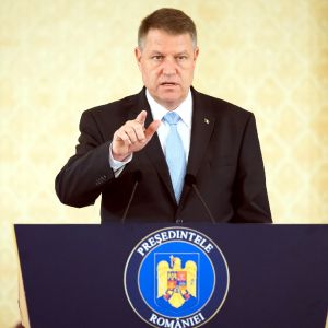 Klaus Iohannis, cu spatele la zid