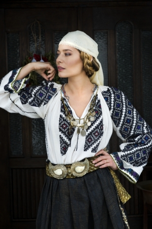 De la ia cu flori la Flori de ie, o poveste ce ajunge pe ţărmul Eladei
