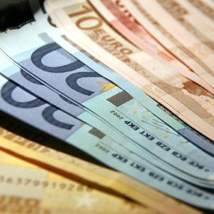 Markit: Activitatea din industria şi serviciile zonei euro, în cel mai mare declin din ultimii doi ani