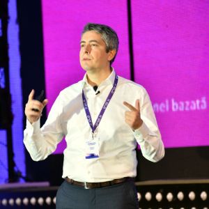 Marius Chiriac: "Primele puncte de încărcare vor fi instalate în 2019 în Bucureşti, Timişoara şi Constanţa". 