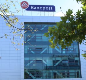 Instanţa a cerut lămuriri de la Bancpost în procesul cu ANPC