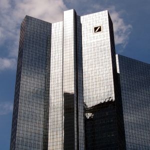 Surse: Şeful Deutsche Bank America, aşteptat să fie înlăturat din funcţie