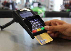 Zona crepusculară dintre cardul de credit şi creditul de nevoi personale