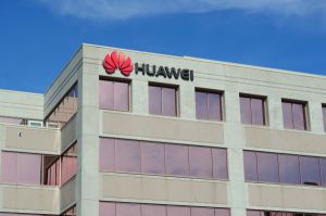 Directorul financiar al Huawei, eliberat pe cauţiune
